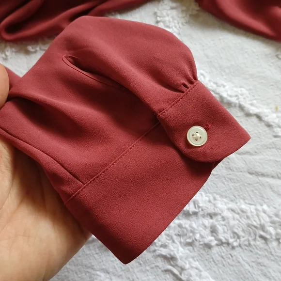 Sold on m e r c a r i Loft | blouse vneck - Picture 4 of 6